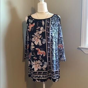3/$15💕 Beautiful floral blouse